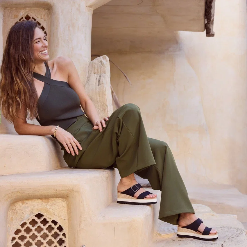 Damen-Sandale „Diana“ im Mule-Stil mit Keilabsatz und Schnalle Damen-Sandale „Diana“ im Mule-Stil mit Keilabsatz und Schnalle